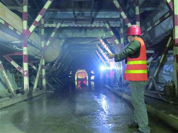 探访青岛地铁1号线过海隧道施工现场 原标题:探访青岛地铁1号线过海隧道施工现场
