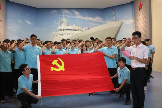 7月17日下午,中建钢构华东大区组织七十余名新员工前往江阴某军事基地开展爱国主义教育。