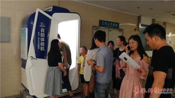 1501588680843058116.jpg 排队体验驾驶员自助体检机