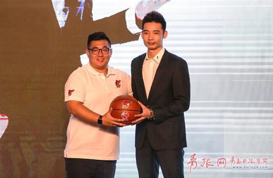 1501661143927019916.jpg 右为刘鸿博
