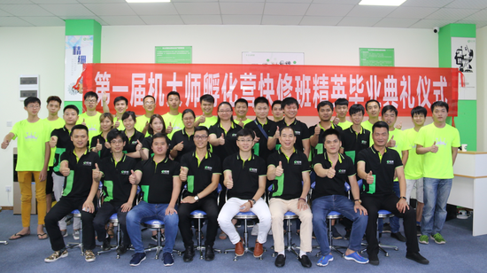 1501720064.png (图:孵化营师生合照)