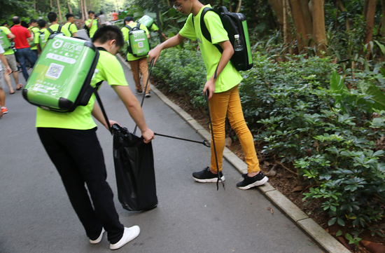 1501720073.png (图:学员参与公益活动1)