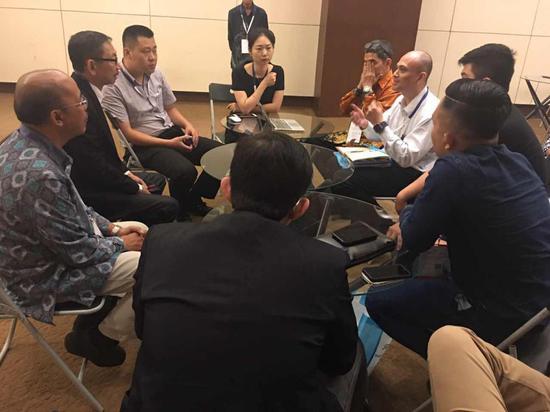 深圳小威企业服务有限公司与采购商深入洽谈中