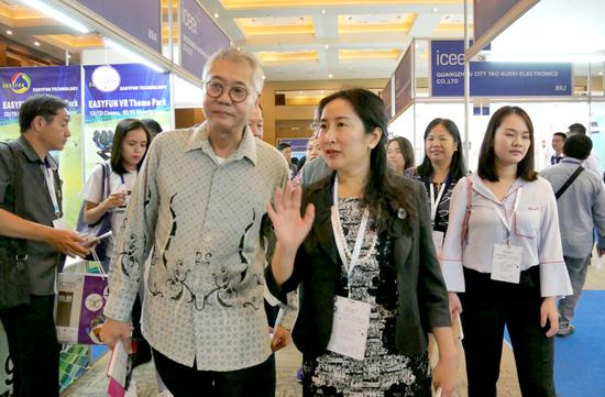 与会嘉宾巡馆(左起分别为:印尼工商会馆中国委员会副主席张锦泉、深圳市走出去战略合作联盟副会长兼执行秘书长孙天璐)