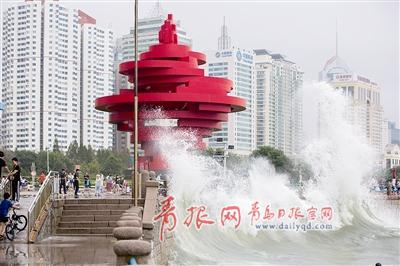 图为五四广场附近海域海浪滔天的壮观景象。本报特约摄影师 迟存霞 摄