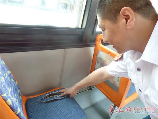 1501752444288003927.jpg 公交车座被刀片划成条状