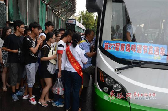 图为青岛公交隧道巴士从青岛火车站开通直达接驳车。