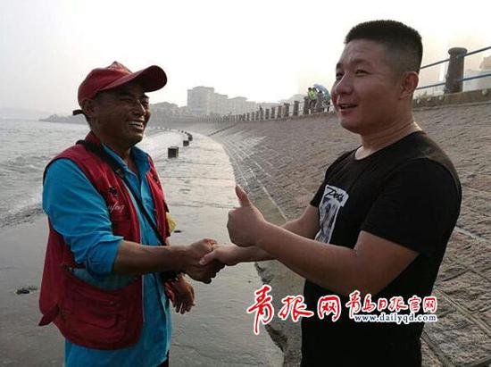 救人者付师傅(左)