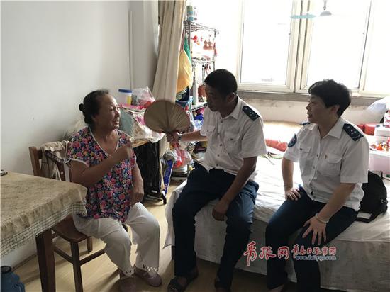 阴师傅红了眼眶,拿起老人曾经给他扇过风的扇子给老人扇了起来。