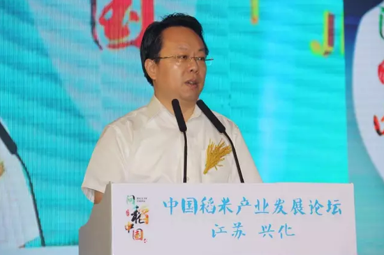 ( 兴化市市委副书记、市长 黄红旗)