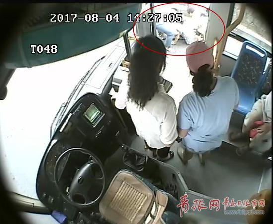 1502089318170000714.jpg 公交驾驶员与乘客一起扶老人。