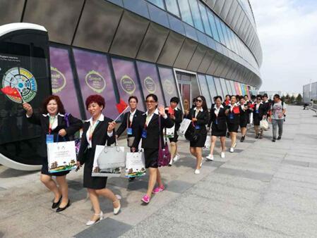 图为:上海拉洛斐国际贸易有限公司参加阿斯塔纳世博会的工作人员入场照