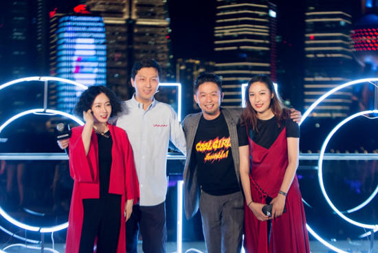 YOHO!集团创始人兼CEO梁超携《YOHO!GIRL》负责人合影留念