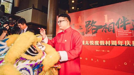 //金诚太悦度假村周年庆典上,韦杰为瑞狮点睛//