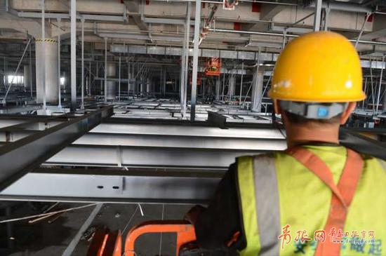 1502282485501090487.jpg 施工人员乘坐升降车检查施工安装质量。