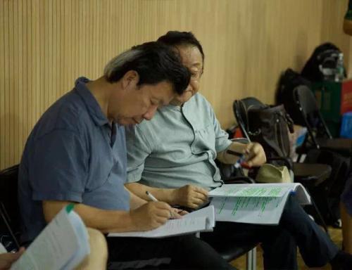 编剧邹静之只要探班,必然会询问主演对台词的意见。
