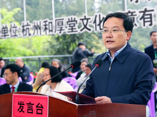 中共凤冈县委副书记、县人民政府县长王继松先生发言 (田锦泓 摄)