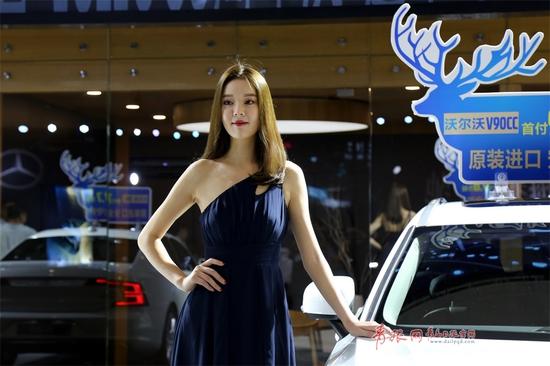 (图为靓丽车模助阵车展 “青岛观”摄影师 薄闲阳摄)