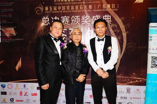 伍小平主席、林建名博士、陈政峰社长合影留念