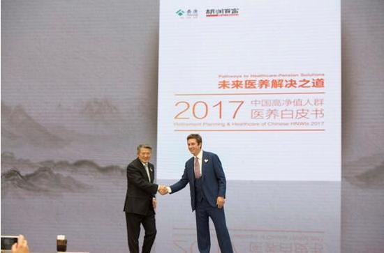 ▲泰康保险集团董事长陈东升与胡润百富董事长兼首席调研员胡润