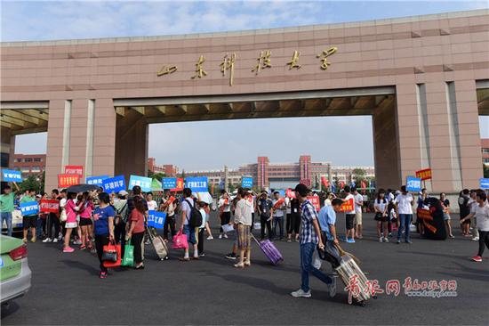在自主招生中“火”了一把的折纸少年孙洪涛,一到学校便吸引了师生的目光。