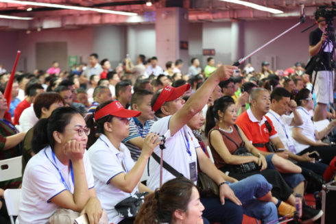 (商家陆续入场,现场人声鼎沸)