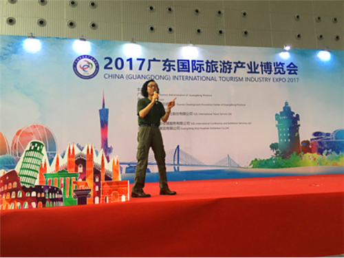 (图为演艺总监赵卫星介绍项目情况)
