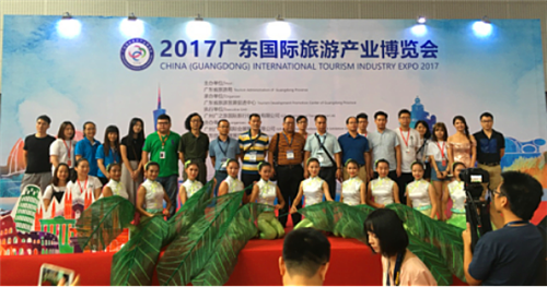 (图为嘉宾与鼎盛工作人员、演员合照)