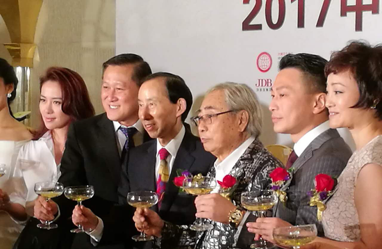 (主礼嘉宾祝酒合影)