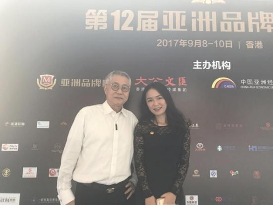 盛典现场陈奕含总裁与东盟中国工商总会副会长张锦泉合影