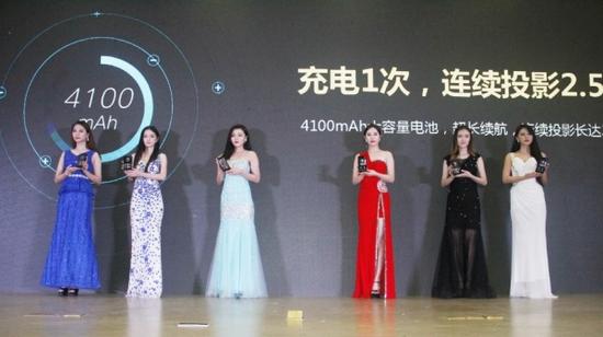 (靓丽模特展示入影投影手机VM3,惊艳全场嘉宾)