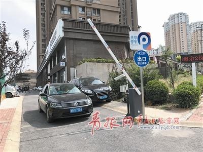 盛世美邦小区部分停车泊位白天实行共享。 刘成龙 摄