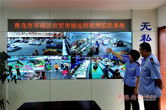 9月25日,青岛市市南区市场监管局工作人员介绍新近完工的10处农贸市场远程视频监控系统。