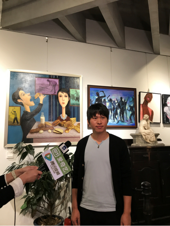 参展艺术家刘小云接受媒体采访