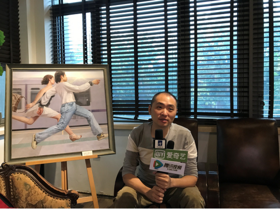 参展艺术家杨炀(史上最放松的艺术家)接受媒体采访