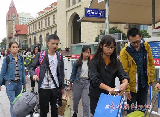 10月8日,假期最后一天的火车站广场上,众多游客带着对青岛美景的留恋踏上了归途。记者 王雷 摄