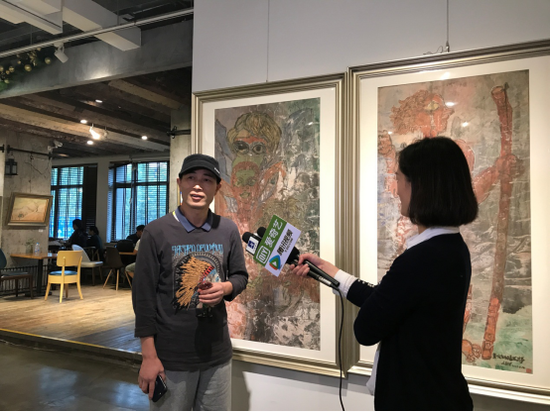 参展艺术家史良时接受CCTV(中央数字电视书画频道)等媒体采访