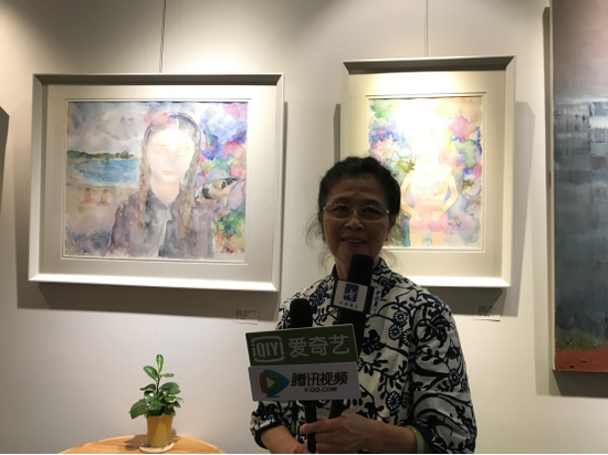 参展艺术家周雯雯的母亲(艺术世家)接受媒体采访