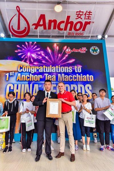 恒天然安佳专业乳品部副总裁Richard Allen先生(前排右)接受奶盖大世界基尼斯纪录的认证