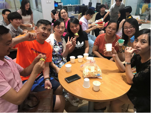 华尔街英语学员们兴致高涨准备参加热带风情派对