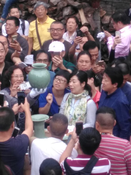 陈先明的龙窑烧制产品进行慈善拍卖现场(记者洪旭朝摄)