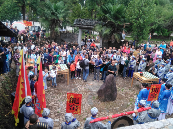 陈先明的青瓷传统龙窑烧制技艺开窑仪式现场(记者洪旭朝摄)