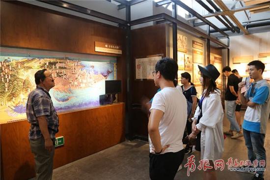 青岛纺织博物馆内游客们在倾听青岛的纺织历史。王雷 摄