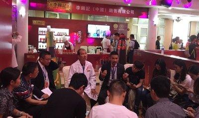李锦记酱料集团中国区总裁谢天乐、李锦记酱料集团企业事务执行副总裁孔君道接受媒体采访