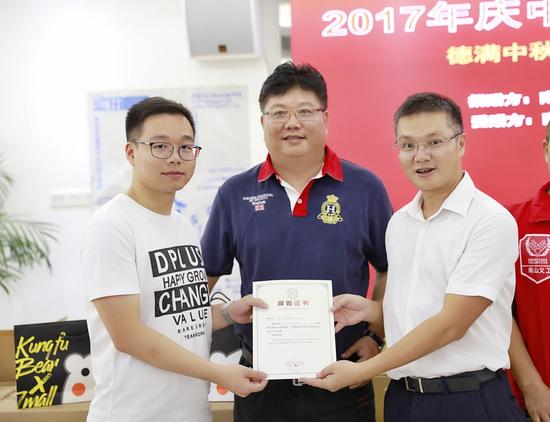 南山义工联与深圳好人关爱促进会为德家授捐赠聘书