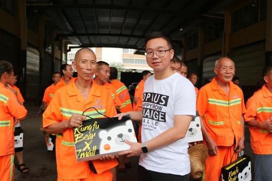 环卫工人收到爱心月饼