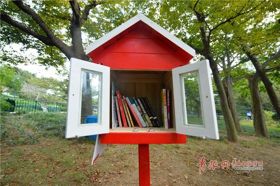 2017年10月9日，在青岛市中山公园里，“小Q共享书屋”正式面对市民读者。