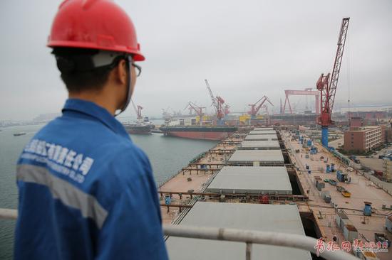 目前正在青岛海西湾造船基地进行生活楼部分的舾装工作。为该船及早交付,一千多名武船集团北船重工的建造工人正加班加点。