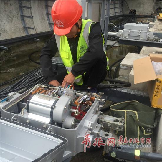 冷空气“驾到”,施工人员寒风中作业。记者 傅学军 摄