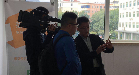 (图:管来鹏先生向各媒体介绍神兔侠天网计划)